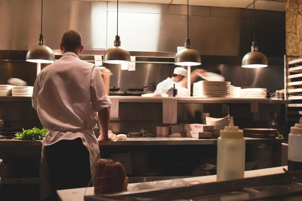 Cocina del restaurante con el equipo trabajando