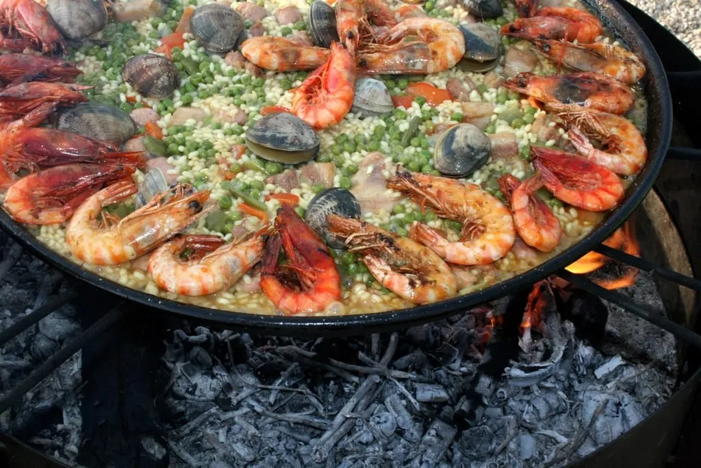 Paella de marisco cocinándose sobre el fuego