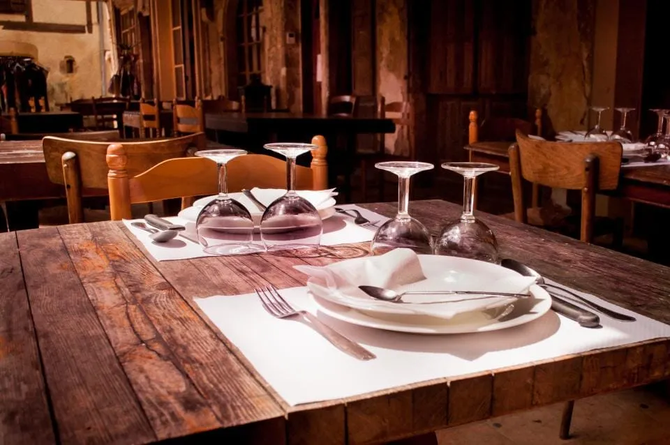 Mesa de madera preparada para la cena
