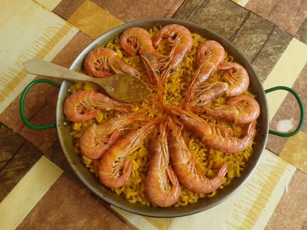 Paella con gambas recién hecha