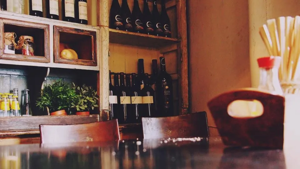 Barra del restaurante con botellas de vino